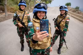 Nữ quân nhân gìn giữ hòa bình bất chấp luật lệ Hồi giáo hà khắc