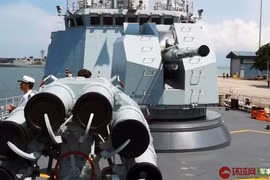 Tàu chiến Trung Quốc mở cửa đón khách ở Singapore