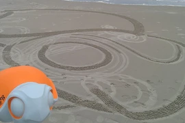 Robot hình rùa biết vẽ rùa trên cát