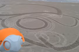 Robot hình rùa biết vẽ rùa trên cát