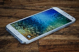 Ảnh thực tế Samsung Galaxy E7: điện thoại tầm trung đáng mua