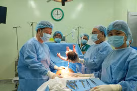 Hai bé trai và gái chào đời đúng 0h đêm giao thừa Canh Tý