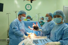 Hai bé trai và gái chào đời đúng 0h đêm giao thừa Canh Tý