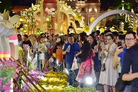 Du khách trắng đêm tham quan đường hoa Nguyễn Huệ trong đêm khai mạc
