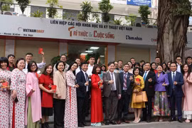 Chủ tịch VUSTA Phan Xuân Dũng thăm, chúc Tết Báo Tri thức và Cuộc sống