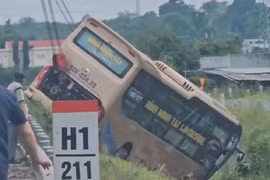Tai nạn trên cao tốc Vĩnh Hảo - Phan Thiết, xe khách lao xuống mương 