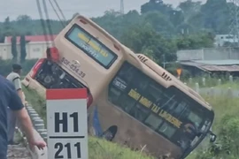 Tai nạn trên cao tốc Vĩnh Hảo - Phan Thiết, xe khách lao xuống mương 