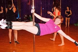 Bà ngoại 63 tuổi múa cột điêu luyện gợi cảm hơn gái 20