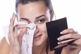 Dùng giấy ướt đúng cách để tránh mang bệnh vào người