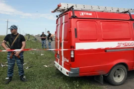60 chuyên gia bắt đầu làm việc ở khu vực MH17 rơi