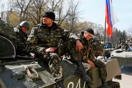 Lý giải nguyên nhân lính Ukraine đầu hàng người biểu tình