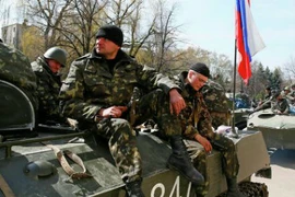 Lý giải nguyên nhân lính Ukraine đầu hàng người biểu tình