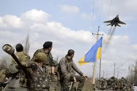 Người dân miền đông Ukraine chuẩn bị “đón” quân đội miền tây