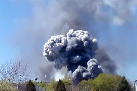 Người biểu tình tấn công sân bay Kramatorsk, bắn nổ máy bay