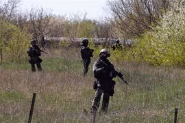 Người biểu tình tấn công sân bay Kramatorsk, có đổ máu