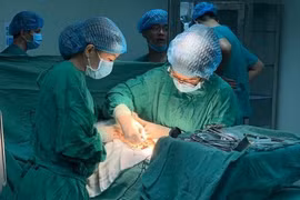 Cấp cứu kịp thời mẹ con thai phụ bị sốt xuất huyết nguy kịch tính mạng