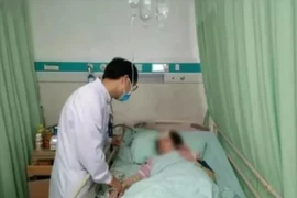 Nằm chơi điện thoại quá lâu, cô gái bị chảy máu não, liệt nửa người