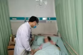 Nằm chơi điện thoại quá lâu, cô gái bị chảy máu não, liệt nửa người