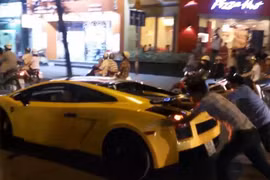 Lamborghini vừa đi vừa đẩy ở TP HCM