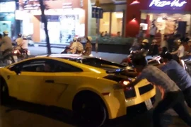 Lamborghini vừa đi vừa đẩy ở TP HCM