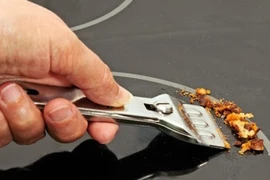  Vệ sinh bếp từ đúng cách với dao Essen