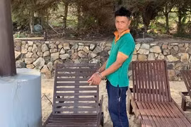 Bắt giữ cựu bảo vệ resort trộm điện thoại của khách du lịch