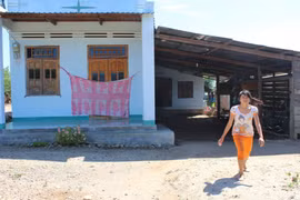 Nổ đồ chơi Trung Quốc, bé trai hỏng mắt, mất 3 ngón tay