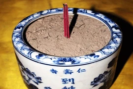 Có nên rút bớt chân hương cho sạch?