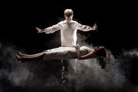 Vén màn bí ẩn đằng sau ảo thuật "khinh công"