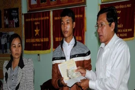 Đủ 18 tuổi, Hào Anh chính thức được nhận tiền ủng hộ