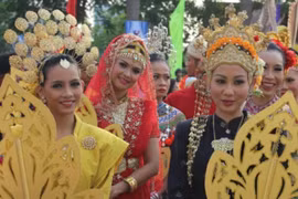 Đa sắc màu lễ hội đường phố tại Festival Huế 2014