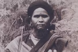 Chùm ảnh để đời về Anh hùng Núp