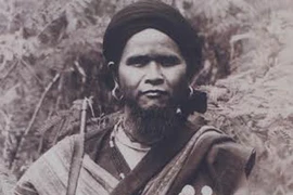 Chùm ảnh để đời về Anh hùng Núp