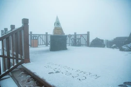 Du khách háo hức khám phá tuyết rơi trên đỉnh Fansipan