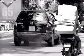 “Khói lò gạch” di động khiến CSGT ngậm ngùi chào thua