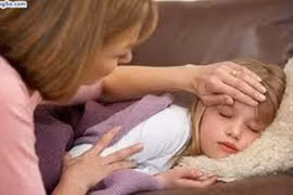 Con cao huyết áp do mẹ cho dùng thuốc nhỏ mũi