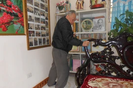 Chườm ngải cứu phòng thoái hóa khớp chi trên