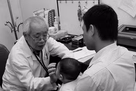 Bị lác mắt do u nguyên bào võng mạc