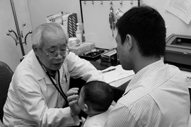 Bị lác mắt do u nguyên bào võng mạc