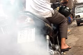 Nguy cơ ung thư từ... khí thải xe máy