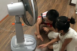 Bật quạt trong phòng điều hòa có làm bớt lạnh?