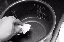 Cần rửa nồi cơm điện ngay sau mỗi bữa ăn