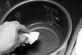Cần rửa nồi cơm điện ngay sau mỗi bữa ăn