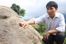 Truy tìm hình khắc lạ lùng trên đá