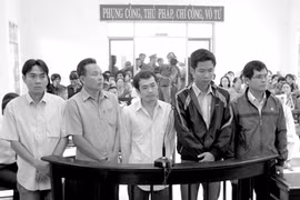 "Quan lại bênh quan"