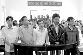 "Quan lại bênh quan"