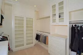 Phong thủy: Vì sao không treo quần áo sau cửa phòng ngủ?