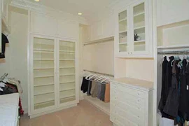 Phong thủy: Vì sao không treo quần áo sau cửa phòng ngủ?