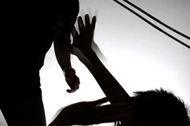 Nghe bạn nói khích đánh em túi bụi 