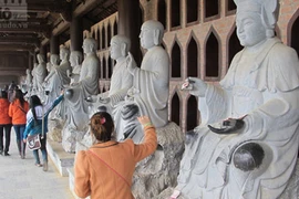 Người ta đút tiền vào mọi... khe hở!